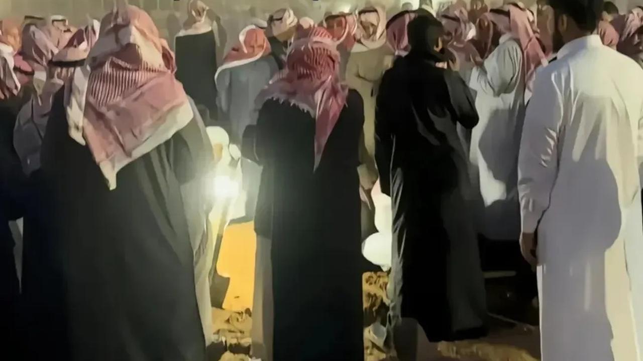 Cewek Ini Curhat Berangkat Umroh Sekeluarga, Tak Disangka Ibu Wafat