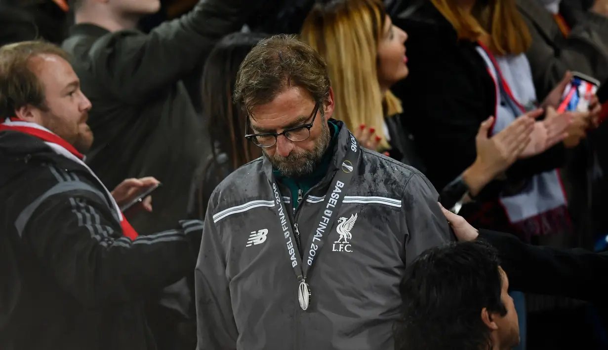 Pelatih Liverpool, Jurgen klopp terlihat sedih usai menerima medali runner up pada final liga Europa di Basel, Swiss (19/5). Liverpool kalah dari Sevilla dengan skor memalukan 3-1. (REUTERS /Dylan Martinez)