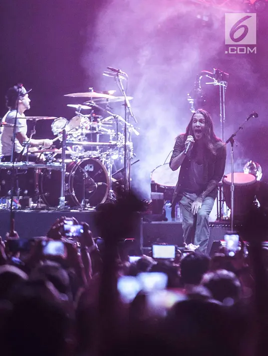 Ekspresi vokalis Incubus, Brandon Boyd saat bernyanyi dalam konser di Jakarta, Rabu (7/2). Band asal Amerika Serikat tersebut berhasil memukau ribuan penggemarnya di Jakarta. (Liputan6.com/Faizal Fanani)