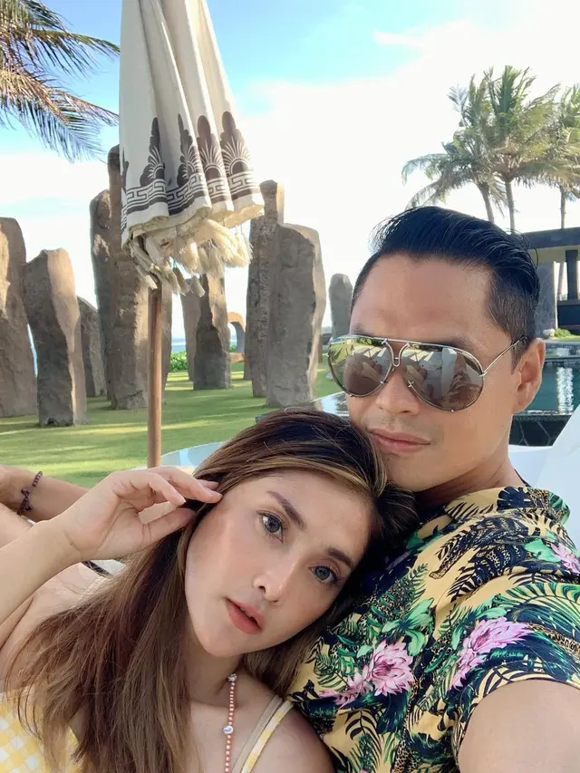 7 Momen Mesra Eva Anindita Liburan Bersama Suami Ke Bali