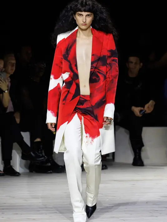 Sarah bergabung dengan Alexander McQueen pada tahun 1996 sebagai pekerja magang dan kembali setelah lulus pada tahun berikutnya. [Dok/Alexander McQueen]