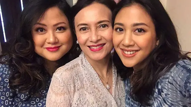 6 Potret Kebersamaan Sherina Munaf dan Ibunda, Bak Kakak Adik