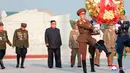 Pemimpin Korea Utara Kim Jong-un dalam upacara penghormatan di pemakaman perang Martyrs Cemetery di Pyongyang (27/7). KCNA kembali merilis aktivitas Kim Jong-un saat acara menghormati para veteran yang sudah berjuang di medan perang. (KCNA/via AP Photo)
