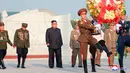 Pemimpin Korea Utara Kim Jong-un dalam upacara penghormatan di pemakaman perang Martyrs Cemetery di Pyongyang (27/7). KCNA kembali merilis aktivitas Kim Jong-un saat acara menghormati para veteran yang sudah berjuang di medan perang. (KCNA/via AP Photo)