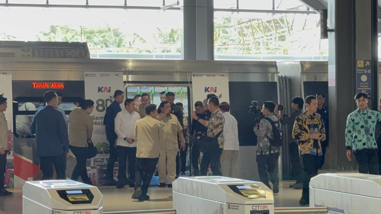 10 Menit Momen Prabowo Jajal KRL Jabodetabek, Naik dari Stasiun Manggarai Turun di Tanah Abang Sapa Pengguna Kereta