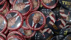 Pin Donald Trump dipajang untuk diperdagangkan di I Love DC Gifts menjelang Hari Pelantikan di Washington DC, Amerika Serikat pada 16 Januari 2025. (Kayla Bartkowski/GETTY IMAGES NORTH AMERICA/Getty Images via AFP)