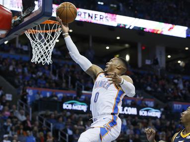 Pebasket Oklahoma City Thunder, Russell Westbrook, memasukkan bola saat melawan Utah Jazz pada laga NBA di Chesapeake Energy Arena, Rabu (6/12/2017). Thunder menang 100-94 atas Jazz. (AP/Sue Ogrocki)
