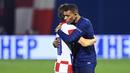 Penyerang Prancis, ylian Mbappe, memeluk gelandang Kroasia, Luka Modric, usai pertandingan UEFA Nations League 2020/2021 di Maksimir Stadium, Kamis (15/10/2020) dini hari WIB. Prancis menang 2-1 atas Kroasia. (AFP/Denis Lovrovic)