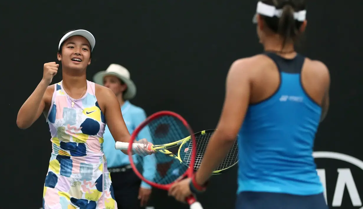 Alexandra Eala dari Filipina (kiri) dan Priska Madelyn Nugroho dari Indonesia berselebrasi setelah menang atas Ziva Falkner (Slovenia)/Matilda Mutavdzic (Inggris) pada final Australia Terbuka Junior 2020 di Melbourne, Jumat (31/1/2020). Priska/Alexandra menang 6-1, 6-2. (AP/Dita Alangkara)