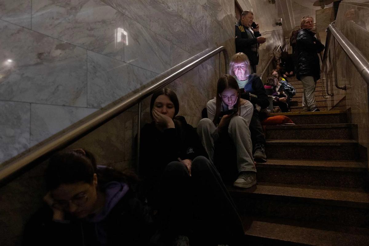 FOTO: Warga Kyiv Berlindung di Stasiun Metro Saat Alarm Serangan Udara Rusia Berbunyi