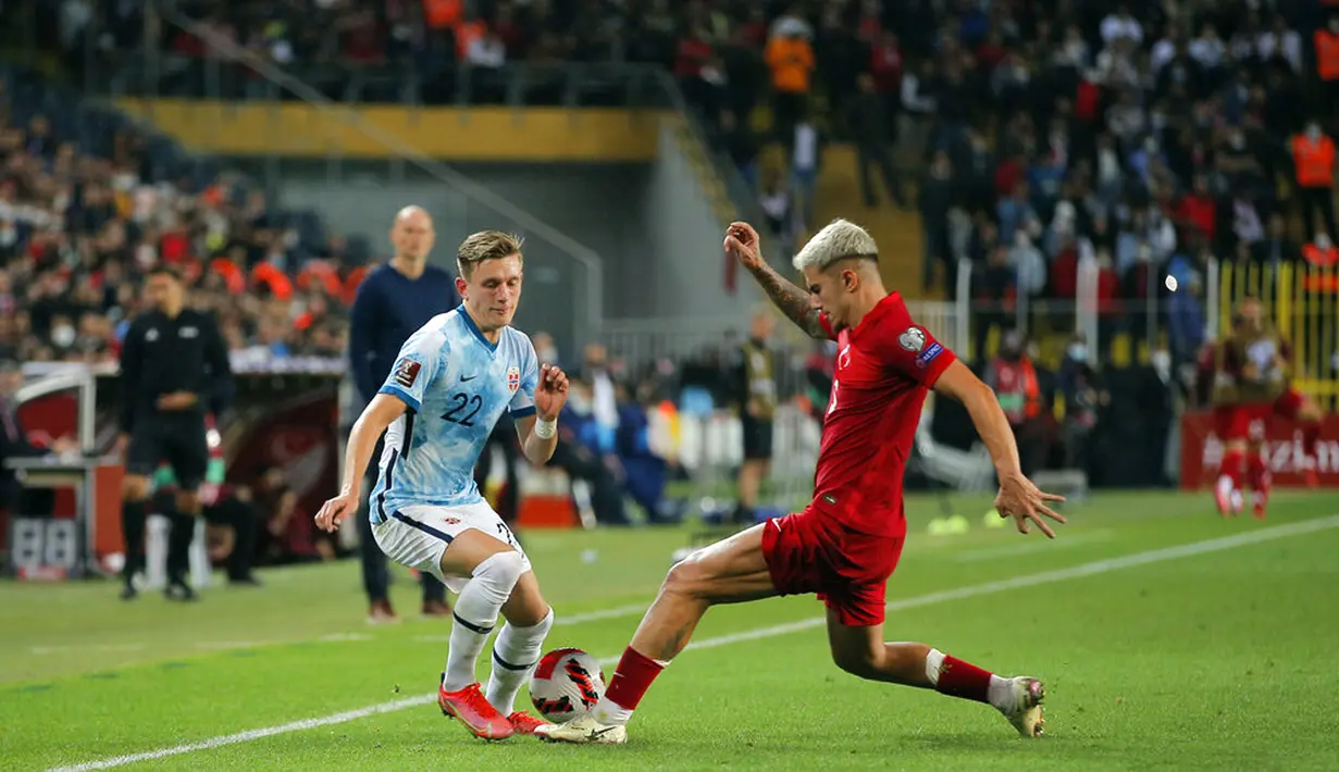 Pemain Turki Berat Ozdemir (kanan) berebut bola dengan pemain Norwegia Marcus Pedersen pada pertandingan kualifikasi Grup G Piala Dunia 2022 di Stadion Sukru Saracoglu, Istanbul, Turki, 8 Oktober 2021. Pertandingan berakhir dengan skor 1-1. (AP Photo)