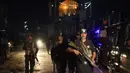 Pasukan keamanan melakukan patroli setelah serangan bom bunuh diri di tempat suci Lal Shahbaz Qalandar di Provinsi Sindh, Pakistan selatan, Kamis (16/2). Sedikitnya 70 orang tewas dalam serangan bunuh diri tersebut. (YOUSUF NAGORI/AFP)