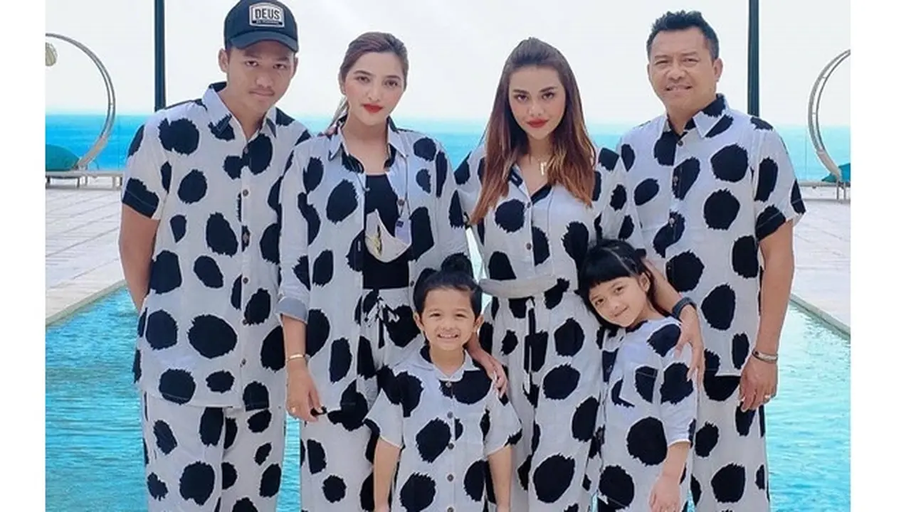 6 Momen Kompak Keluarga Anang Hermansyah Pakai Baju Seragam, Harmonis