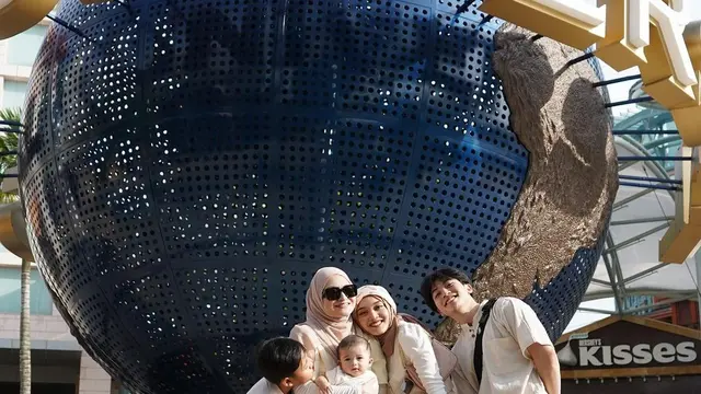 Putri Delina dan Jeffry Reksa di Singapura (Foto: Instagram @putridelinaa)