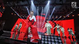 Aksi Agnez Mo saat tampil dalam malam puncak HUT ke-28 SCTV di ICE BSD, Tangerang, Banten, Jumat (24/8). Tema yang diusung dalam Hut ke-28 SCTV adalah The Greatest Celebration. (Liputan6.com/Faizal Fanani)