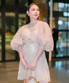 Hadir di show Sapto Djojokartiko, Jessica Mila tampil cantik dengan mini dress. Dress brukat nude itu memiliki lengan balon yang playful [@jscmila]