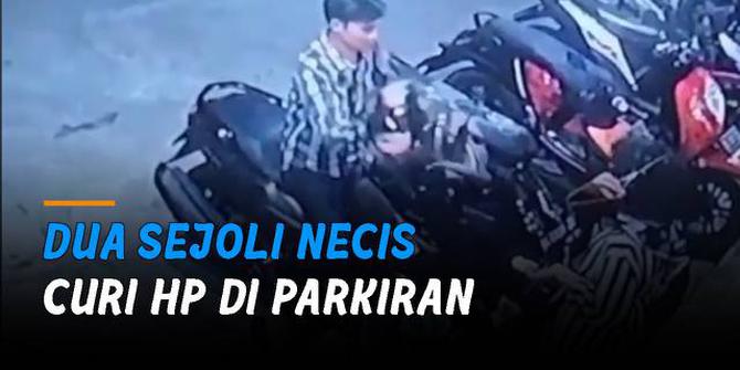 VIDEO: Memalukan, Dua Sejoli Necis Curi HP di Parkiran Terekam CCTV