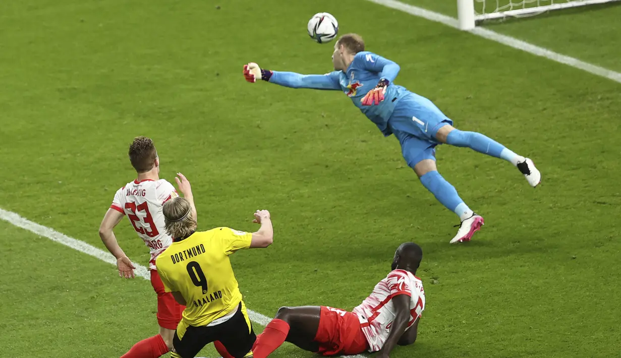 Striker Borussia Dortmund, Erling Haaland (tengah) mencetak gol kedua timnya ke gawang RB Leipzig dalam laga final DFB Pokal 2020/2021 di Olympiastadion, Berlin, Kamis (13/5/2021). Dortmund menang 4-1 atas Leipzig dan menjadi juara. (AP/Maja Hitij/Pool)