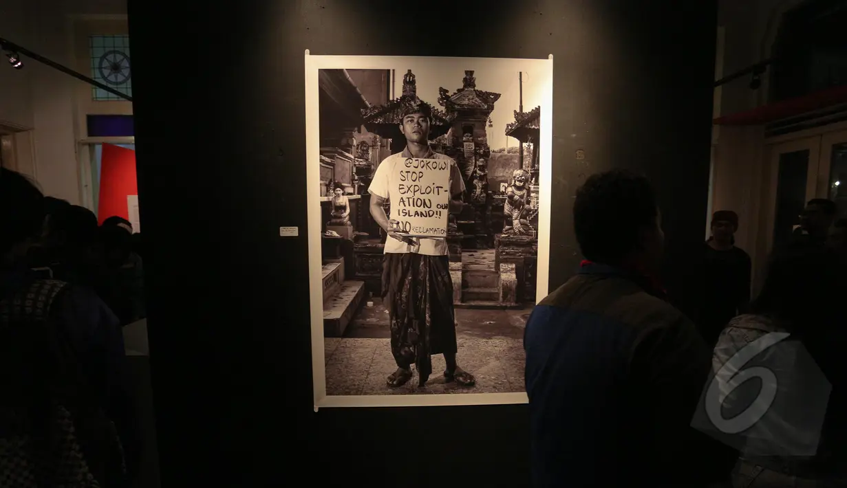  Pengunjung mengamati foto karya pewarta foto Ismar Patrizki di Galeri Foto Jurnalistik ANTARA, Jakarta, Jumat (22/5/2015). Ismar Patrizki menampilkan 51 karya foto dengan tema "Laut Luka Blues" tentang isu lingkungan di Bali. (Liputan6.com/Faizal Fanani)
