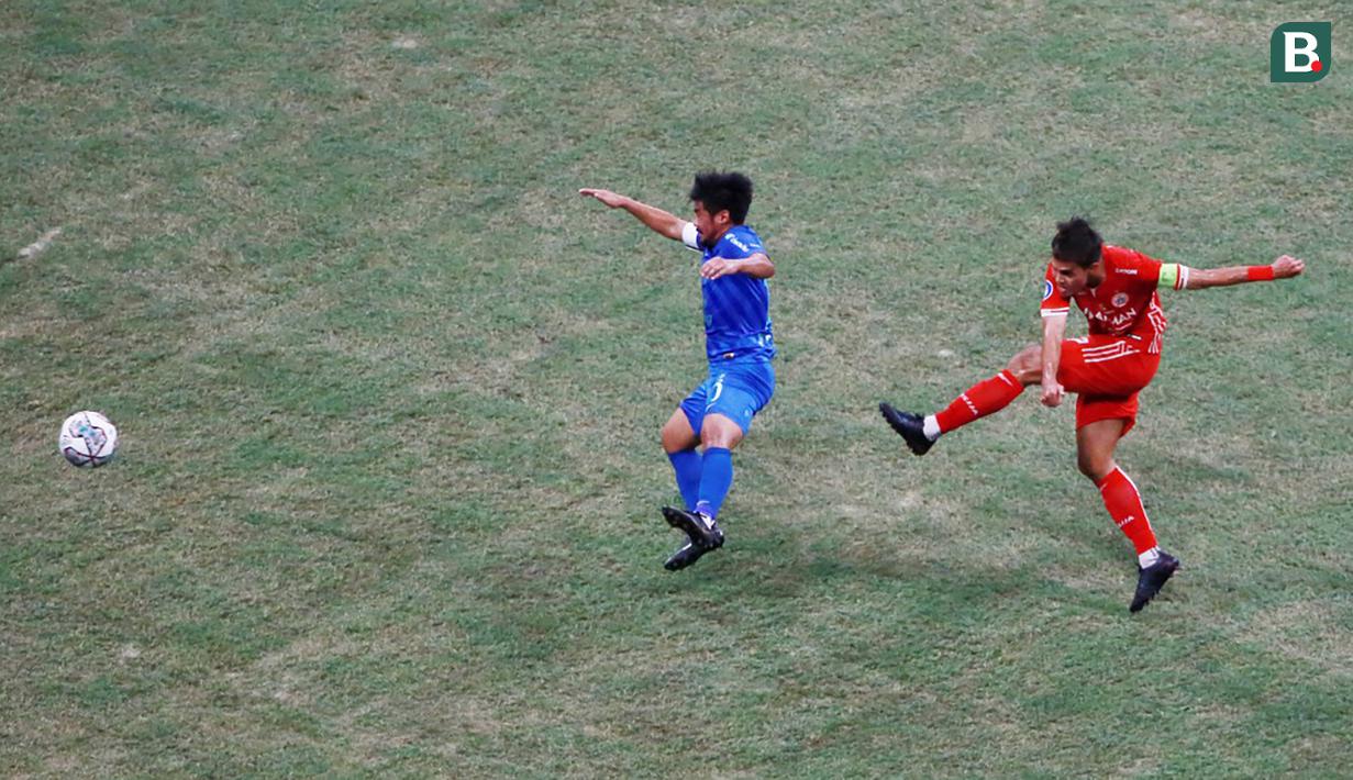 <p>Pemain Persija Jakarta, Rezaldi Hehanusa (kanan) melepaskan tendangan saat laga persahabatan antara Persija Jakarta menghadapi Chonburi FC dalam rangka Grand Launching Jakarta International Stadium (JIS), Minggu (24/7/2022). (Bola.com/M Iqbal Ichsan)</p>
