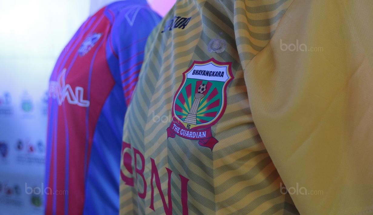 Jersey Bhayangkara FC yang akan digunakan saat melawan Tokyo FC pada laga  J-League Asia Challenge di Kantor PSSI, Jakarta, (16/1/20180. Pertemuan ini membahas J-League Asia Challenge 2018. (Bola.com/Nicklas Hanoatubun)