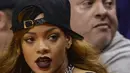 Rihanna tidak ragu memoles bibirnya dengan lipstik berwarna hitam. Bagi mantan kekasih Chris Brown ini hitam bukan berarti seram. (Bintang/EPA)
