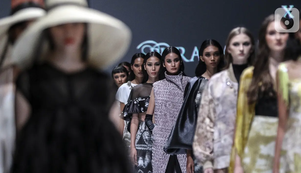 Model berjalan di catwalk Jakarta Fashion Week 2020 di Jakarta, Kamis (22/10/2019). Pekan mode terbesar se-Asia tenggara ini merupakan Gelaran tahunan ke-12 dan menampilkan lebih dari 270 label dan desainer baik dari dalam negeri dan luar negeri. (Liputan6.com/Johan Tallo)