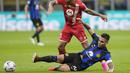 Pemain Inter Milan, Lautaro Martinez, berusaha merebut bola dari pemain Monza, Pedro Pereira, pada laga perdana Serie A musim 2023/2024 di Stadion Giuseppe Meazza, Minggu (20/8/2023). Inter Milan menang dengan skor 2-0. (AP Photo/Luca Bruno)