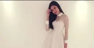 Mikha Tambayong tidak terlalu ribet dalam hal berbusana. Memiliki kaki yang panjang semampai, Mikha senang menggunakan sesuatu yang menampilkan keindahan kakinya.