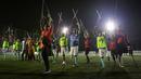 Pemain Timnas Sepak Bola Amputasi Indonesia dan pemain Persaj Jakarta memberikan salam penghormatan untuk para suporter yang telah hadir pada laga uji coba untuk persiapan Piala Dunia Amputasi 2022 di Serenia Hills Mini Soccer, Jakarta Selatan, Senin (08/08/2022). Garuda INAF menang dengan skor 13-0. (Bola.com/Bagaskara Lazuardi)