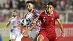 Pemain belakang timnas Indonesia, Rizky Ridho Ramadhani (kanan) berebut bola dengan Manuel OTT (Filipina) pada Kualifikasi Piala Dunia 2026 Zona Asia itu berlangsung di Stadion Rizal Memorial, Manila, Selasa (21/11/2023). (JAM STA ROSA/AFP)