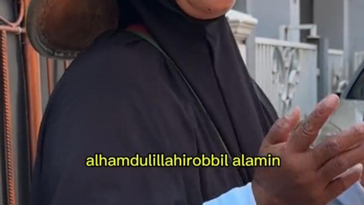 Saat mendengar bubur sumsumnya akan diborong, Ibu Ita pun tampak sangat senang sambil berkata 'Alhamdulillah'.