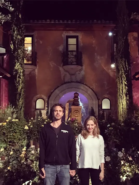 "Ini terjadi saat Trump terpilih. Dunia benar-benar marah dan aku merasa ini seperti mimpi tiada akhir. Aku pun memutuskan untuk menikah,"   ujar Amanda. (instagram/mingey)