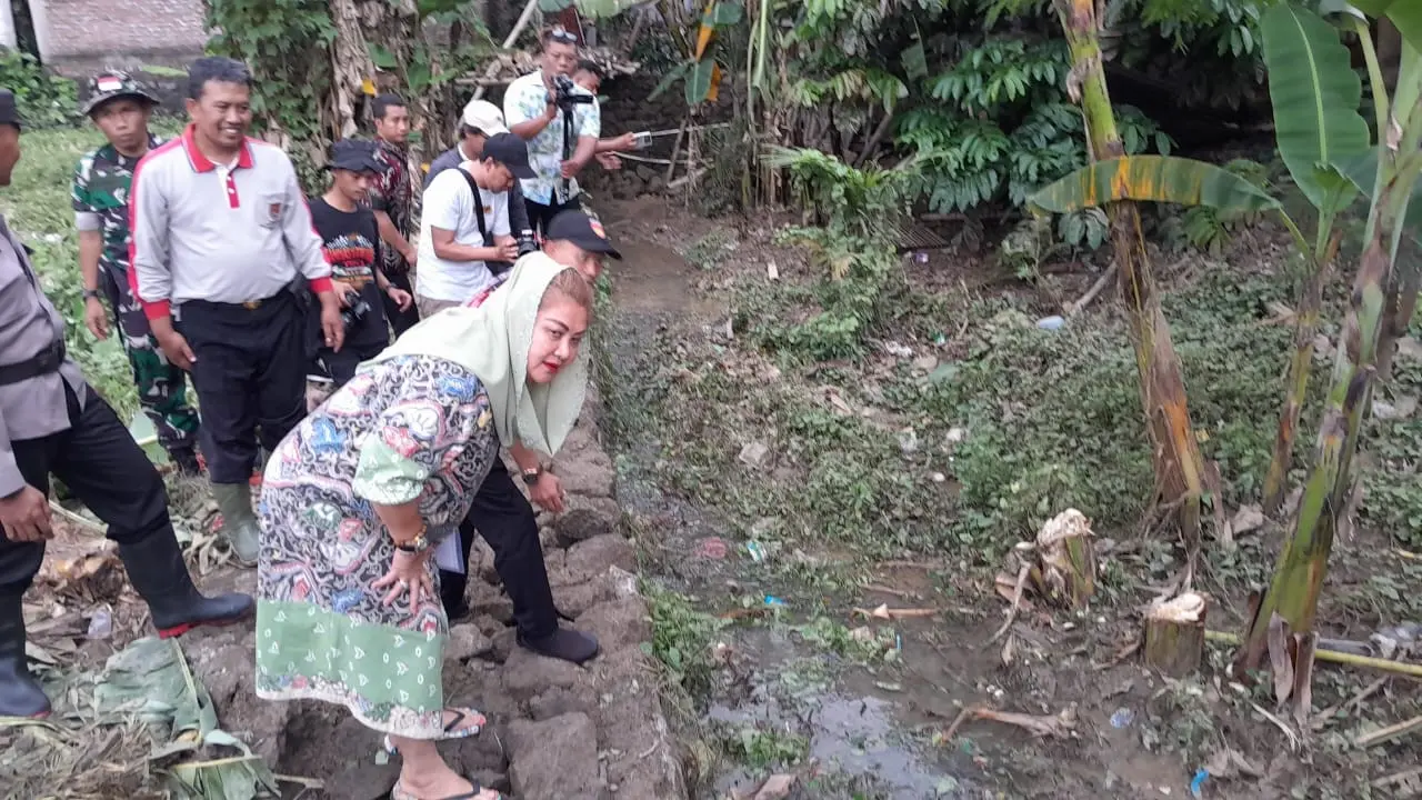 Wali kota Semarang, Hevearita Gunaryanti Rahayu memimpin pengecekan lokasi banjir di Perumahan Dahlia, Meteseh, Kecamatan Tembalang, Kamis (12/12/24. Foto: Liputan6.com/ Felek Wahyu