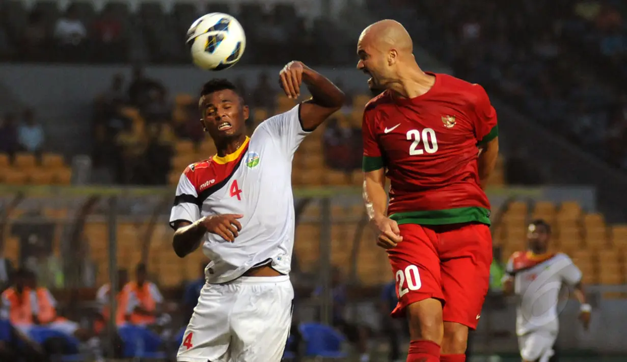 Pemain depan Timnas Indonesia, Sergio Van Dijk (kanan) berebut bola dengan Cacio De Sousa Costa (Timor Leste) dalam laga persahabatan di Stadion GBK Jakarta, Selasa (11/11/2014). Indonesia unggul 4-0 atas Timor Leste. (Liputan6.com/Helmi Fithriansyah)