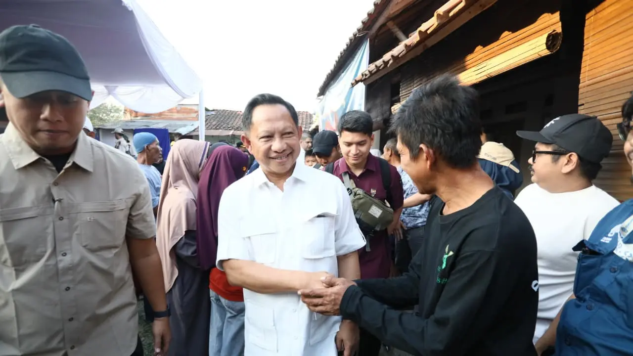 Mendagri Tito Karnavian meninjau program perumahan rakyat di Desa Cilampeni, Kecamatan Ketapang, Kabupaten Bandung, Jawa Barat, Sabtu (25/7/2026).