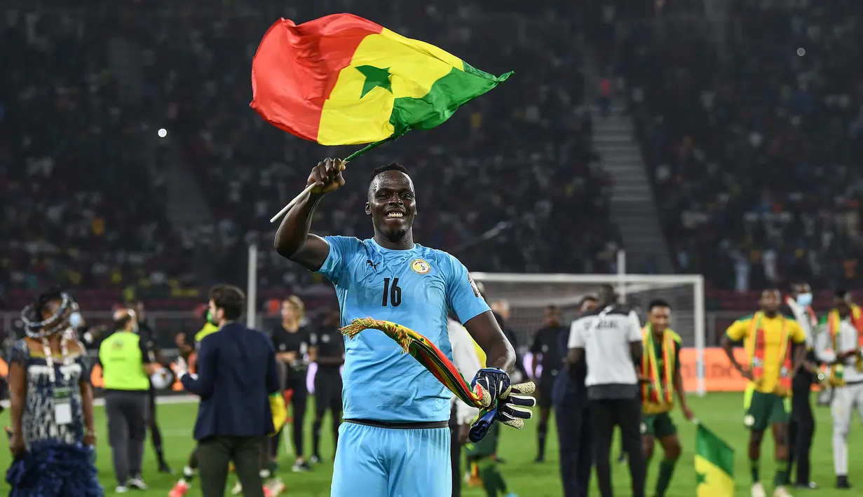 Edouard Mendy. Kiper Senegal milik Chelsea ini mampu mengantar negaranya lolos ke Piala Dunia 2022 Qatar usai menyingkirkan Mesir di babak lanjutan kualifikasi zona Afrika. Setelah kalah 0-1 di leg pertama saat bermain di Mesir (25/3/2022), Senegal berhasil menyingkirkan Mesir 3-1 di leg kedua (16/11/2005) via adu penalti setelah skor 1-0 bertahan hingga waktu normal usai. Edouard Mendy berhasil menggagalkan eksekusi ke-4 Mesir yang dilakukan oleh Mostafa Mohamed dan Sadio Mane sebagai eksekutor ke-5 Senegal berhasil membobol gawang Mesir. (AFP/Charly Triballeau)
