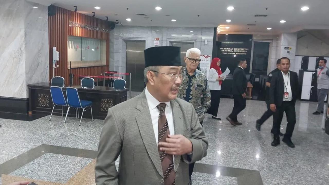 Jimly memastikan semua hakim konstitusi akan dihadirkan dalam sidang dugaan pelanggaran kode etik putusan batas usia capres cawapres.<br>