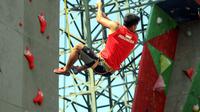 Pelatnas panjat tebing di Kompleks Stadion Mandala Krida, Yogyakarta, sebagai persiapan tampil di Asian Games 2018. (Bola.com/Ronald Seger Prabowo)