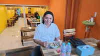 Ketua Umum Nusa Bangsa Indonesia (NBI) Gus Lilur,  saat menyambangi Kedai Bakso Bucin Wiyungan di kawasan Wiyung, Surabaya. (Istimewa).