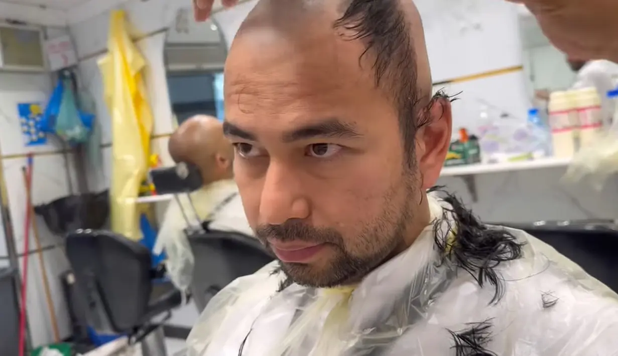 "Aku mau botakin rambut, mama Amy tuh nggak pernah ngasih gue botakin rambut. ‘Jangan!’ katanya," curhat Raffi Ahmad di YouTube. (Foto: YouTube/ Rans Entertainment)
