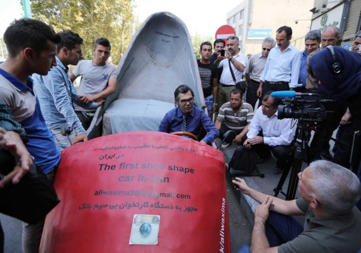 Uniknya mobil sepatu milik tukang semir jalanan di Iran