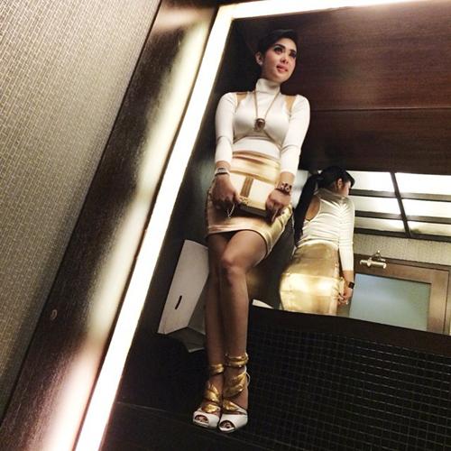 Pose syahrini di atas washtafel. | copyright Instagram.com/princesssyahrini