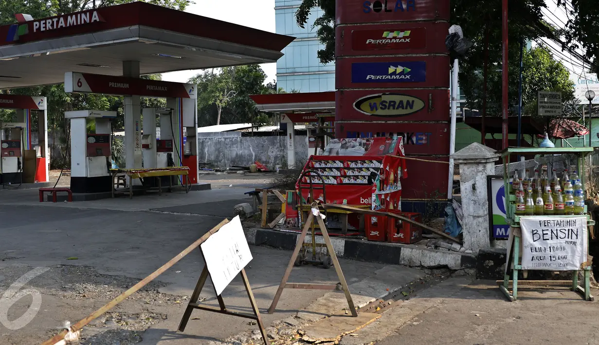 Kondisi salah satu SPBU yang tidak lagi beroperasi, Jakarta, Senin (12/10/2015). Sebanyak 35 SPBU di Jakarta tidak beropersai karena minimnya para pembeli. (Liputan6.com/Yoppy Renato)