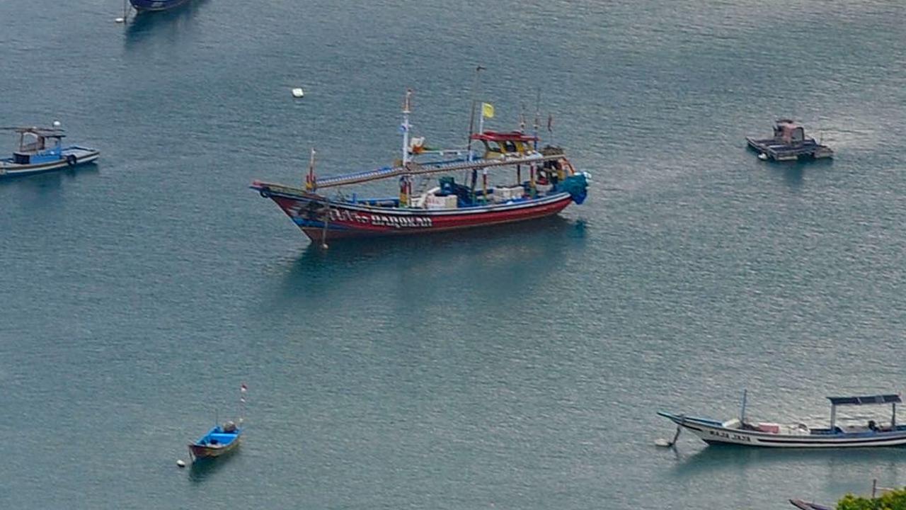 Panorama laut dari atas perbukitan ini tampak indah dan sangat mengagumkan.