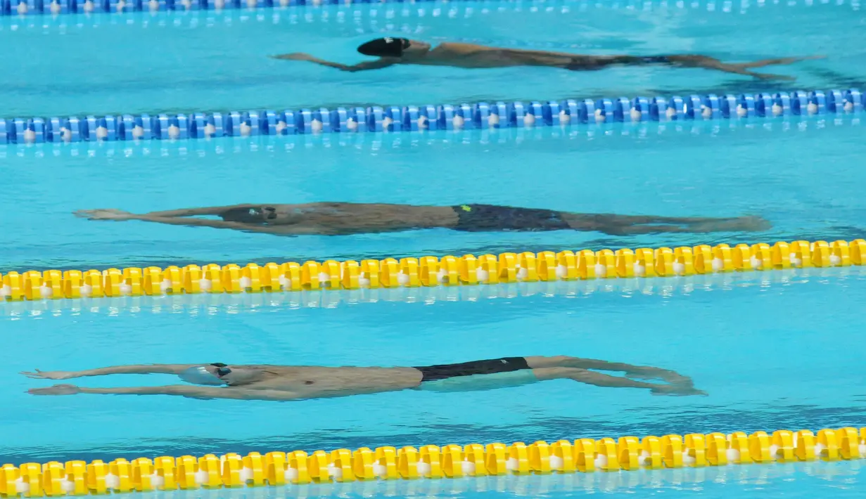 Perenang ESC Bandung, Ricky Anggawijaya (depan) melaju di lomba 200 meter gaya punggung putra Kejuaraan Aquatik Indonesia Open 2017 di Stadion Aquatik GBK, Jakarta, Jumat (15/12). Ricky mencatat waktu 02.04,75 detik. (Liputan6.com/Helmi Fithriansyah)