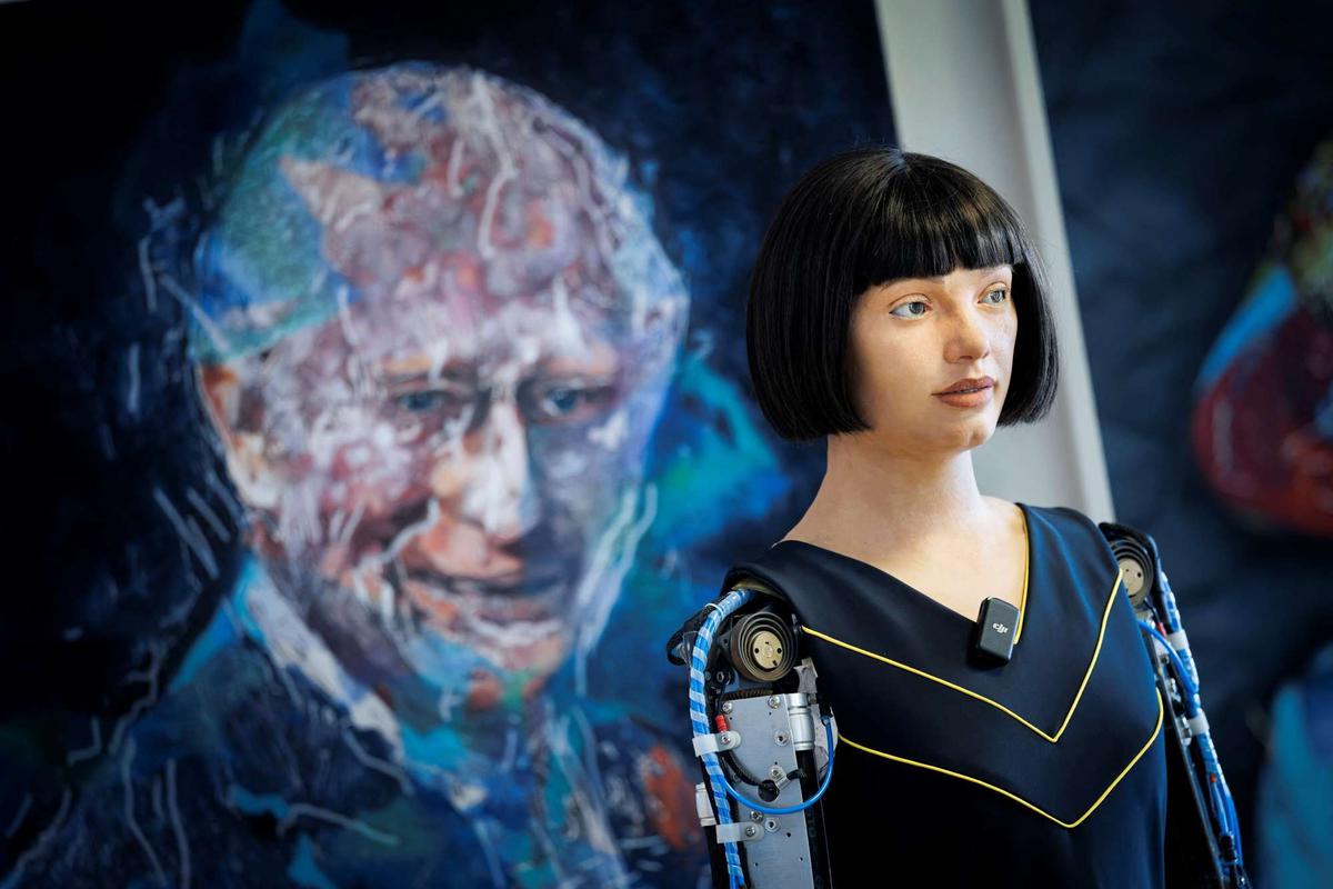 Sosok Robot AI Canggih Jago Melukis Jadi Sorotan di KTT Global AI For Good