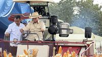 Presiden Prabowo Subianto saat menaiki traktor jenis Combine Corn Harvester saat panen raya jagung di Tuban, Jawa Timur. (Liputan6.com/Lizsa Egeham)
