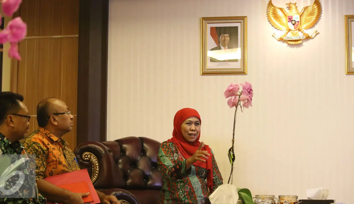 Menteri Sosial Khofifah Indar Parawansa saat melakukan pertemuan dengan Kepala Densus 88 Eddy Hartono saat melakukan pertemuan di ruang kerja Kemensos, Jakarta, Selasa (31/1). (Liputan6.com/Helmi Affandi)