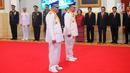 Gubernur dan Wakil Gubernur terpilih Maluku Utara Abdul Gani Kasuba (kiri) dan Al Yasin saat mengikuti proses pelantikan di Istana Negara, Jakarta, Jumat (10/5/2019). Keduanya ditetapkan sebagai pemenang setelah MK memutuskan perselisihan hasil suara Pilgub Malut 2018. (Liputan6.com/Angga Yuniar)